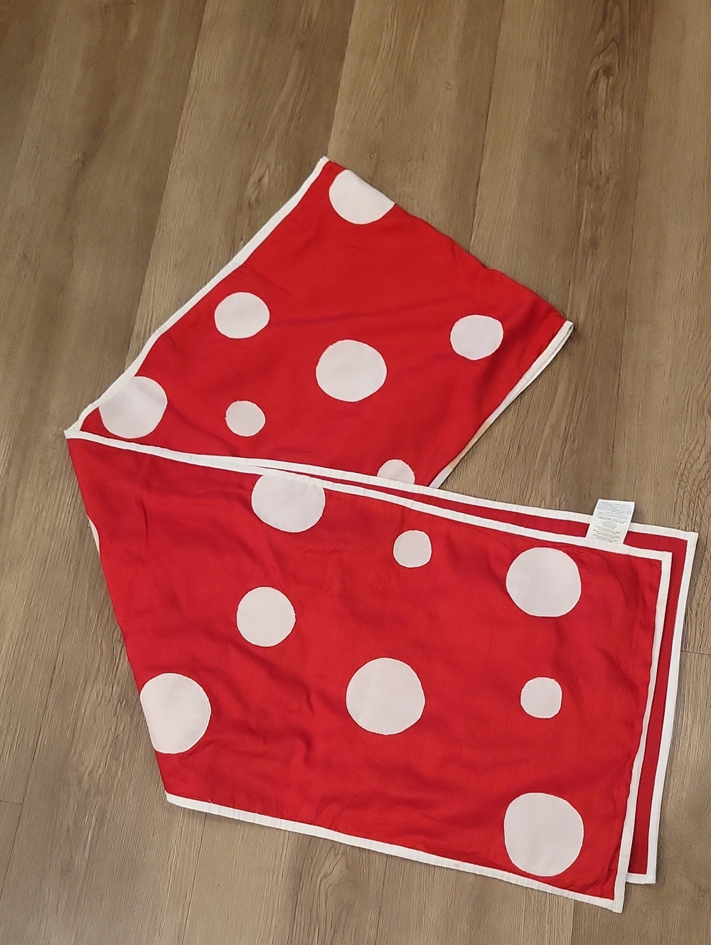 Pier 1 Imports Snowballs Red Tsble Runner
